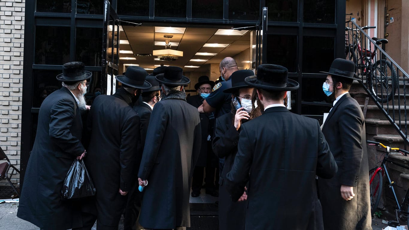 Orthodoxe Juden vor der Synagoge in Williamsburg: Schon im Oktober mussten die Behörden wegen einer geplanten Hochzeit mit 10.000 Gästen einschreiten (Archivbild).