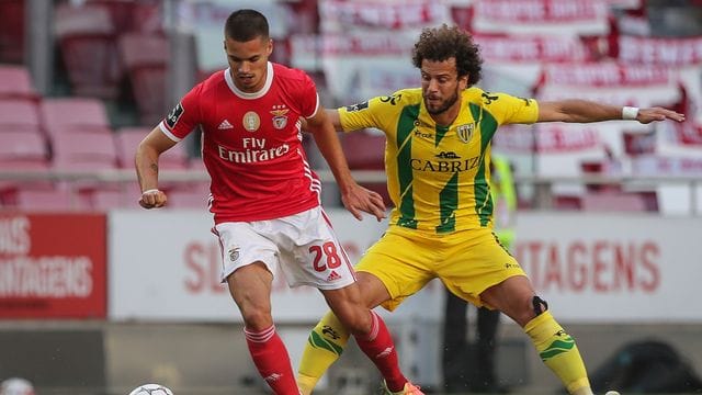 Julian Weigl (l) ist mit seiner Situation bei Benfica Lissabon unzufrieden.