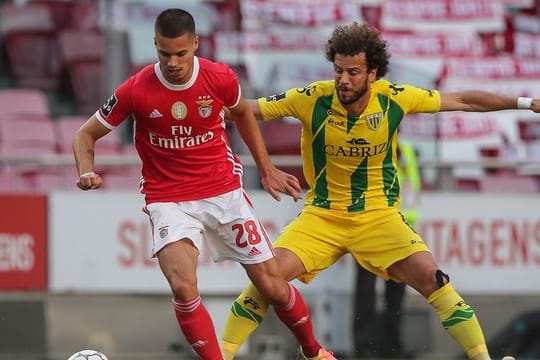 Julian Weigl (l) ist mit seiner Situation bei Benfica Lissabon unzufrieden.