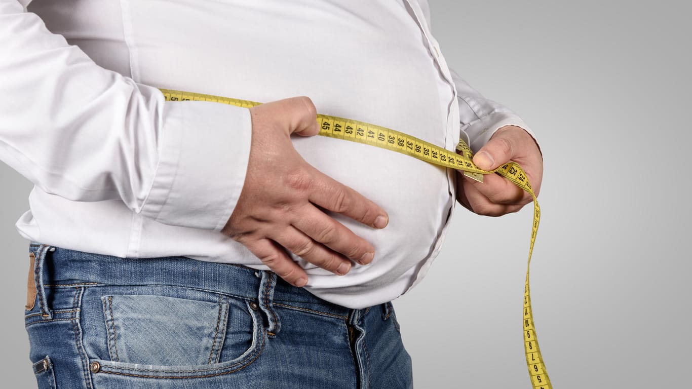 Übergewicht: Männer sind in allen Altersgruppen häufiger betroffen als Frauen.