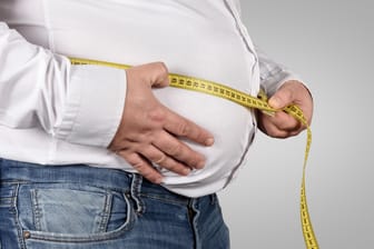 Übergewicht: Männer sind in allen Altersgruppen häufiger betroffen als Frauen.