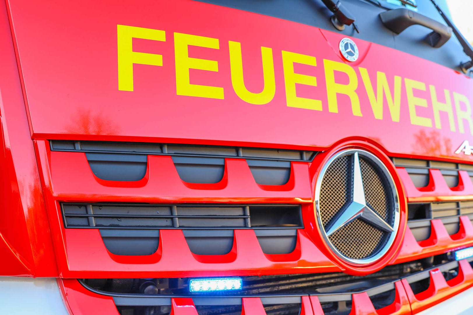 Fahrzeug der Feuerwehr: Ein Drehleiterwagen aus dem Nachbarort konnte noch auf dem Hinweg wieder umkehren (Symbolbild).