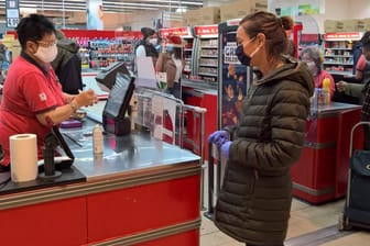 Kassiererin im Supermarkt (Symbolbild): Die Durchschnittslöhne sanken.