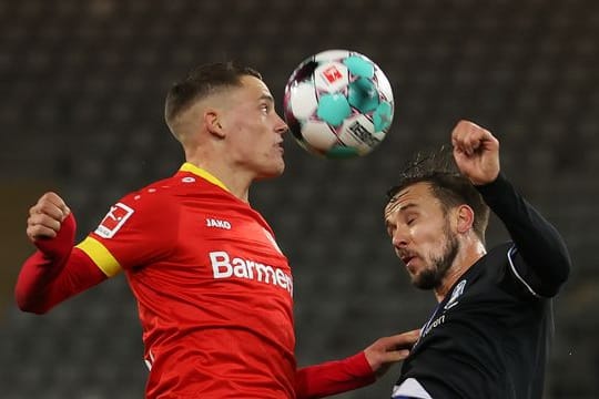 Bayer Leverkusen will den Vertrag mit Florian Wirtz (l) verlängern.