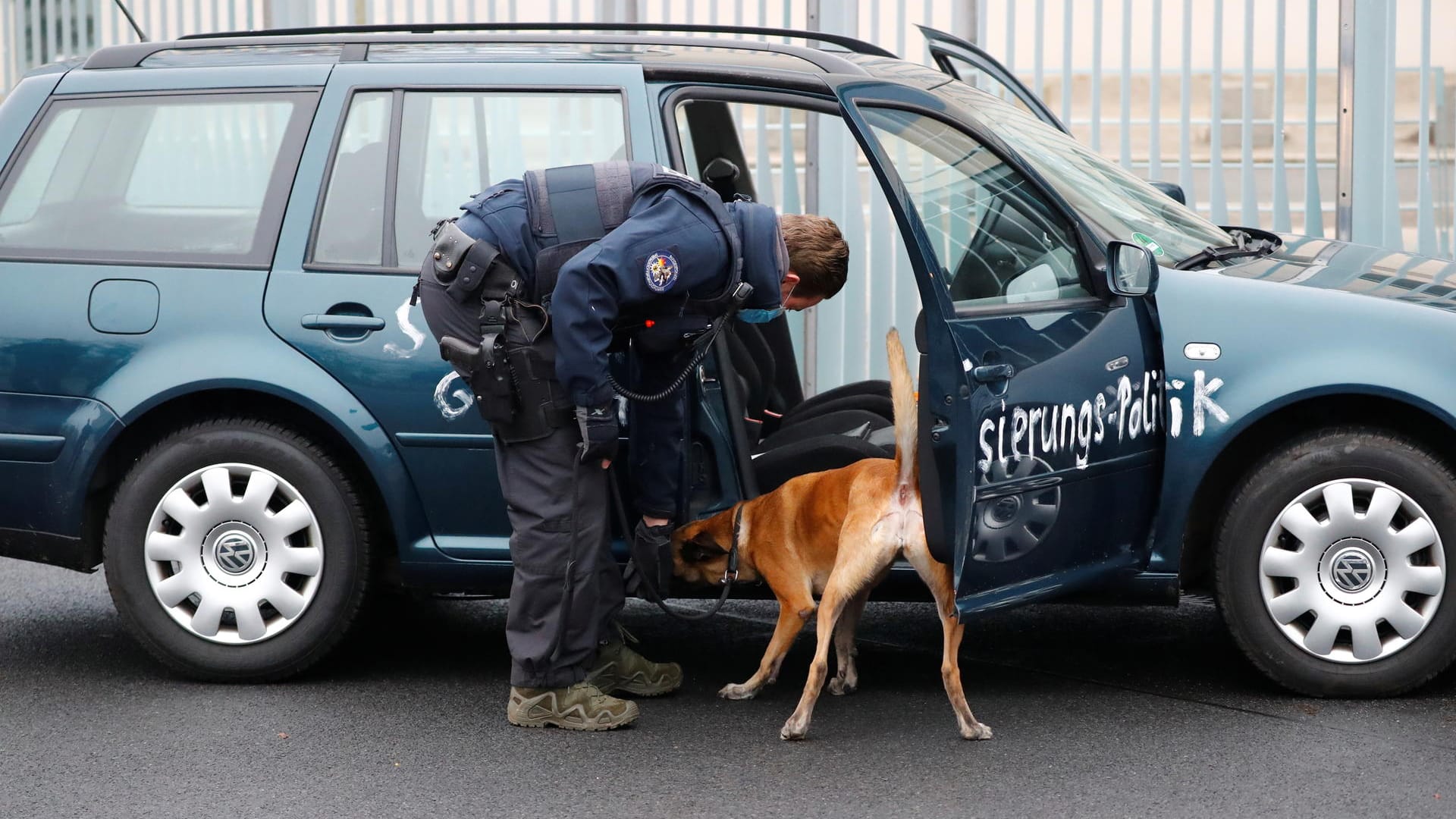 Die Polizei durchsucht das Auto am Tor des Kanzleramtes.