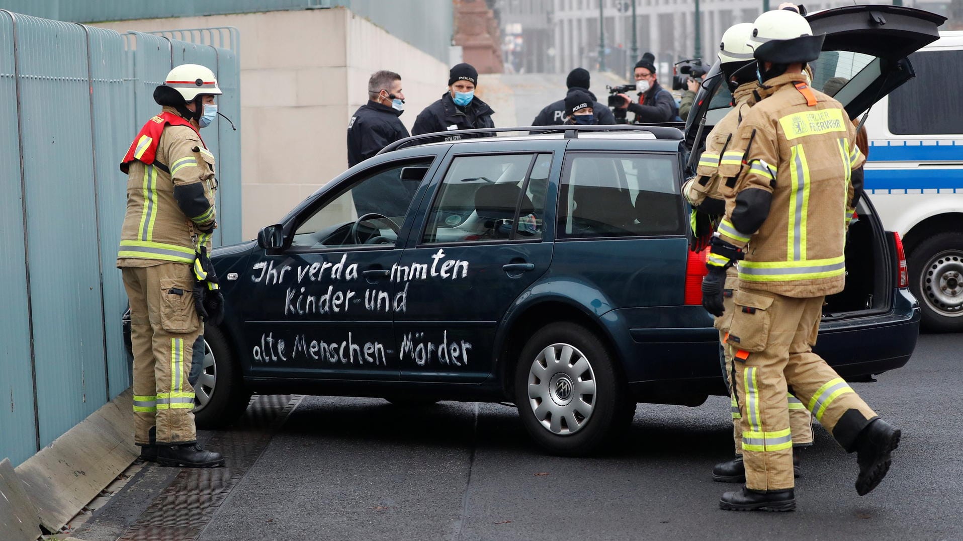 Dem Kennzeichen zufolge ist das Auto im Landkreis Lippe in Nordrhein-Westfalen zugelassen.