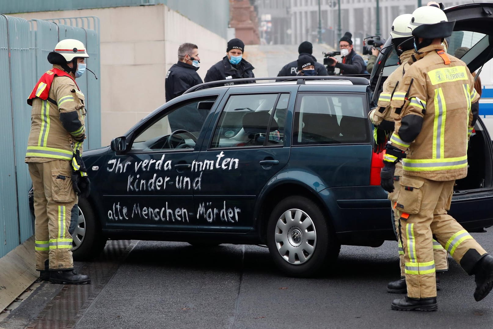 Dem Kennzeichen zufolge ist das Auto im Landkreis Lippe in Nordrhein-Westfalen zugelassen.