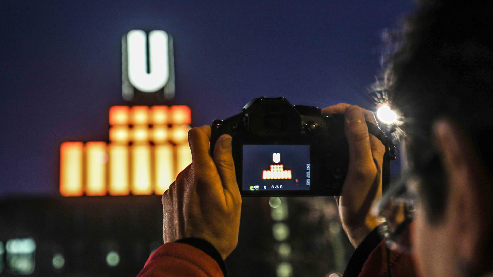 Das Dortmunder U in orange: Die Stadt Dortmund gedenkt wieder der Opfer von häuslicher Gewalt und möchte Sensibilisierung für das Thema schaffen.