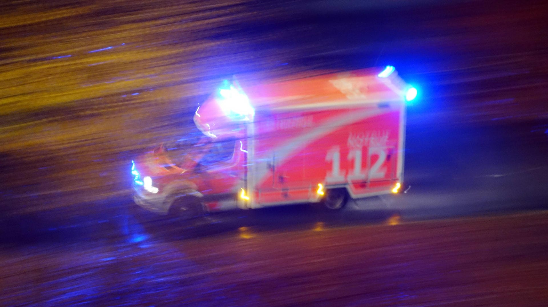 Ein Notarztwagen ist in Berlin auf dem Weg zu einem Einsatz (Symbolbild): In Spandau hat ein Mann beim Einparken seine Frau überfahren. Ein Notarztwagen ist in Berlin auf dem Weg zu einem Einsatz (Symbolbild): In Spandau hat ein Mann beim Einparken seine Frau überfahren.