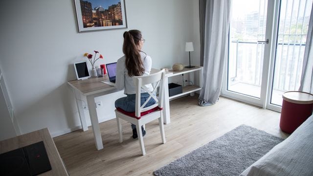 Wer im Homeoffice arbeitet, kann vor dem Weihnachtsfest Kontakte vermeiden.