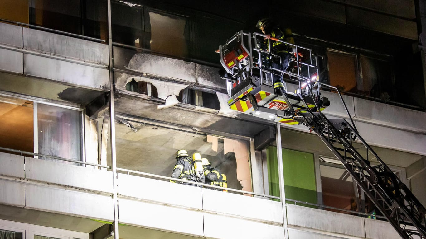 Feuerwehr löscht Hochhausbrand: In dem Gebäude ist ein Feuer ausgebrochen.