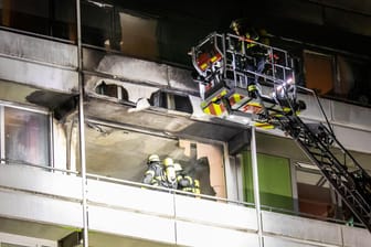 Feuerwehr löscht Hochhausbrand: In dem Gebäude ist ein Feuer ausgebrochen.