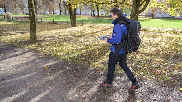 Test-Marsch: Ein Team mit Mess-Apparaturen im Rucksack war in Städten und Zügen unterwegs.