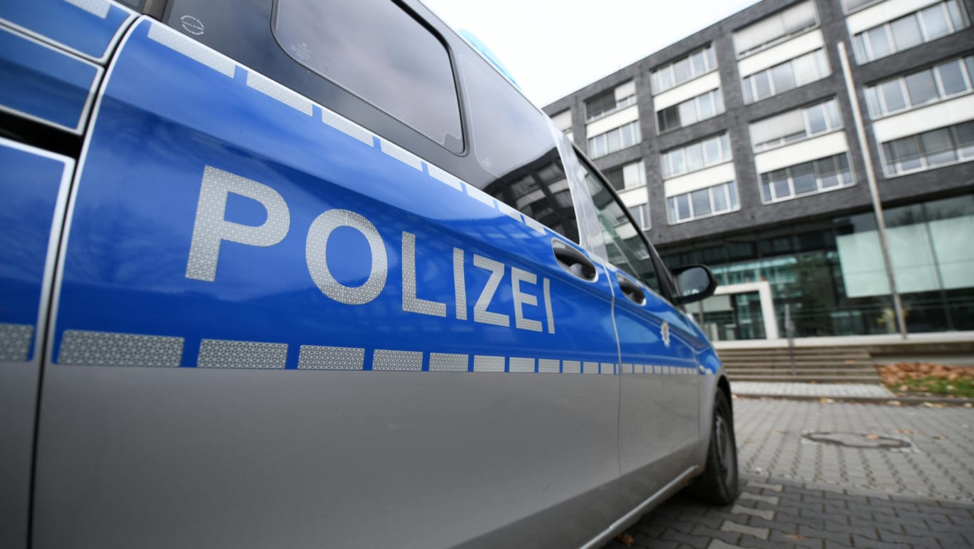 Fahrzeug der hessischen Polizei: Die Frau wurde vom SEK festgenommen (Symbolbild).
