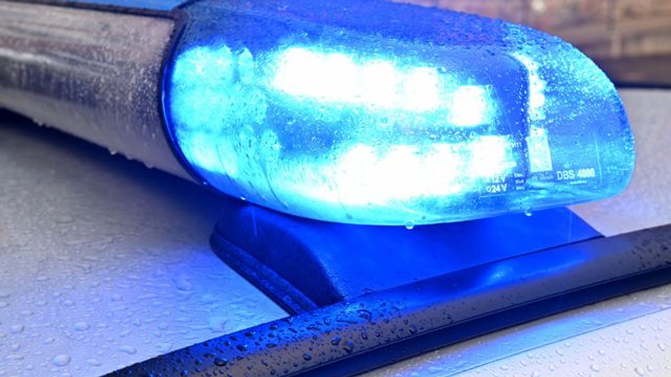 Ein Streifenwagen der Polizei mit eingeschaltetem Blaulicht (Symbolbild): Ein Mann wurde bei einem vermeintlichen Online-Date schwer verletzt und ausgeraubt.