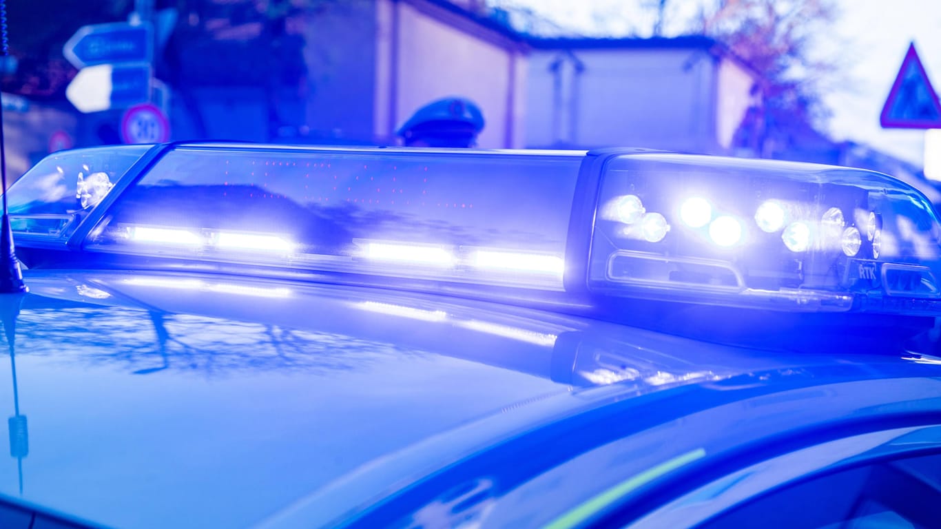 Blaulicht leuchtet auf einem Polizeiwagen (Symbolbild): In einer Erfurter Wohnung ist ein Streit zwischen zwei Männern eskaliert.