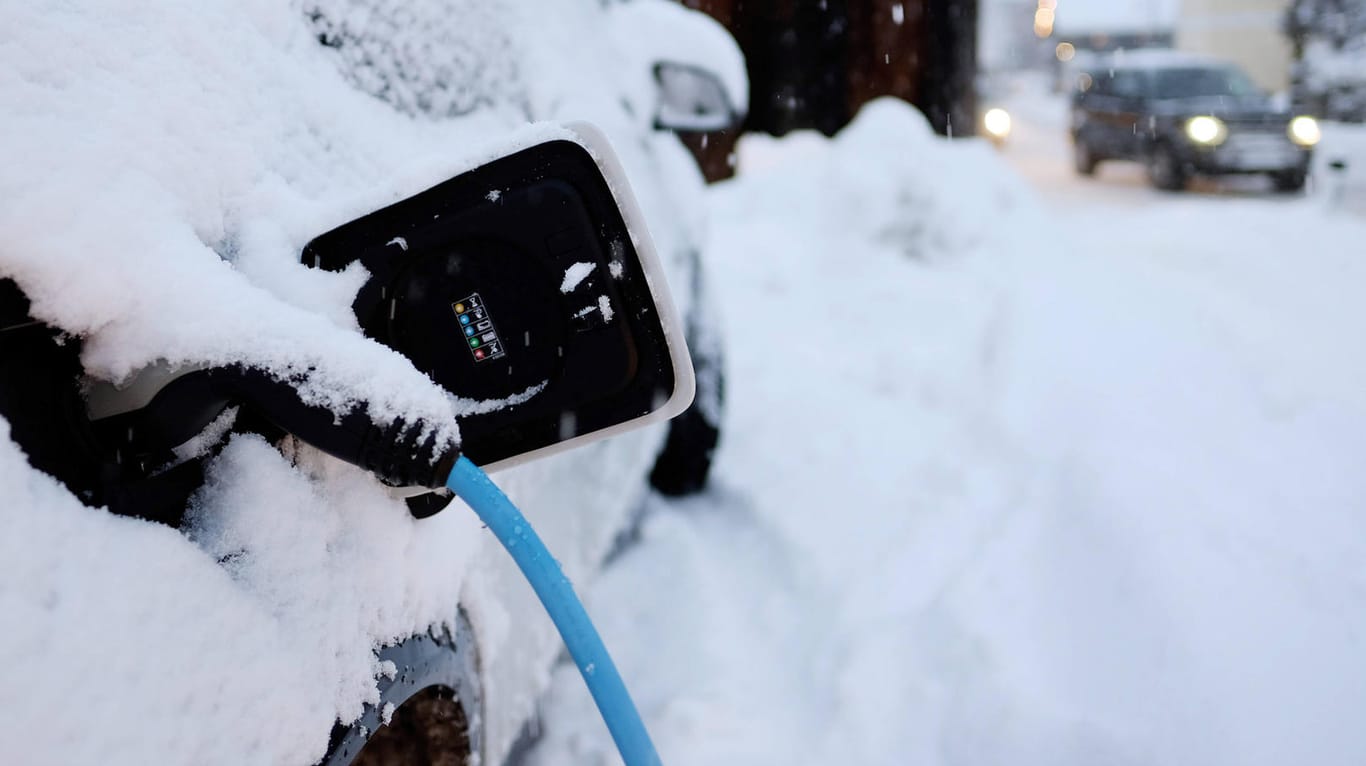 Winter mit dem E-Auto: Die Kälte kostet Reichweite. Aber mit einfachen Mitteln lässt sich der Verlust einschränken.