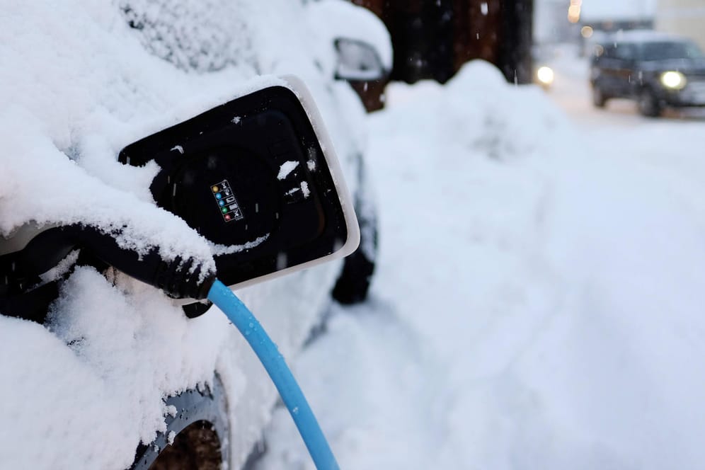 Winter mit dem E-Auto: Die Kälte kostet Reichweite. Aber mit einfachen Mitteln lässt sich der Verlust einschränken.