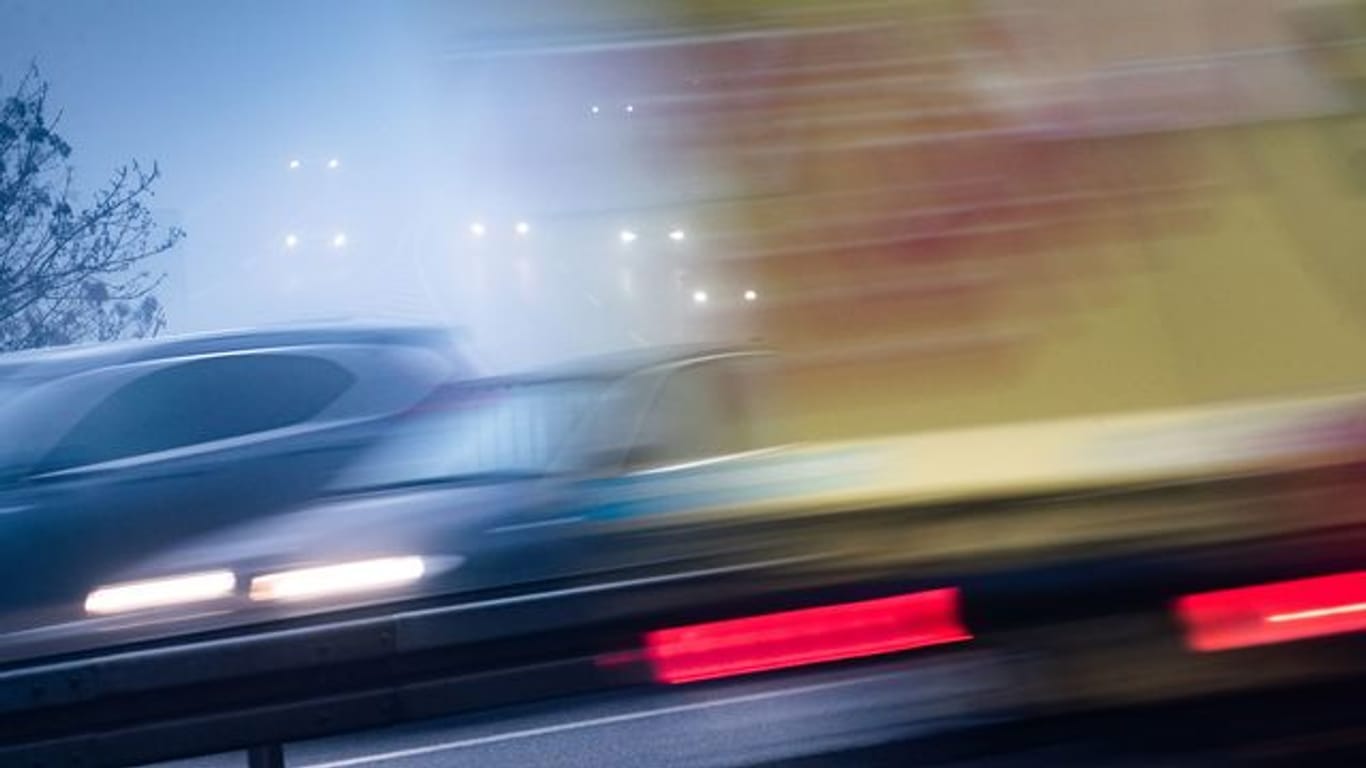 Schleierhafter Lichtertanz: Autofahrer müssen im Nebel hochkonzentriert bleiben, das Tempo reduzieren und viel mehr Abstand als sonst halten.