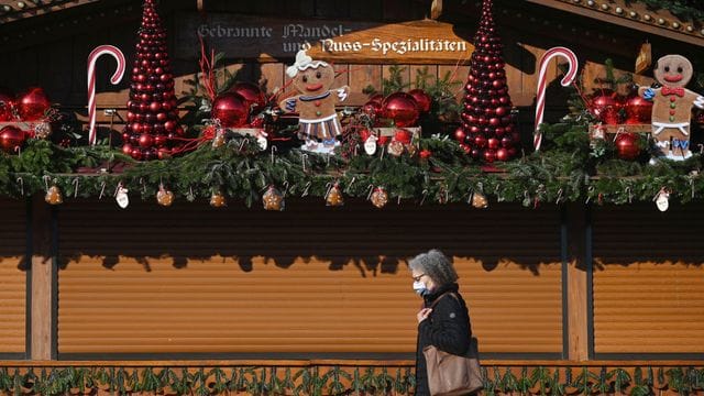 Eine Frau geht an einem weihnachtlich geschmückten Stand vorbei (Symbolbild): In Stuttgart startet der "Adventszauber". Eine Frau geht an einem weihnachtlich geschmückten Stand vorbei (Symbolbild): In Stuttgart startet der "Adventszauber".