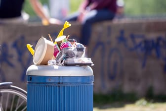 Eine Mülltonne ist überfüllt (Symbolbild): In München sammelt sich aufgrund von To-Go-Essen immer mehr Müll an.