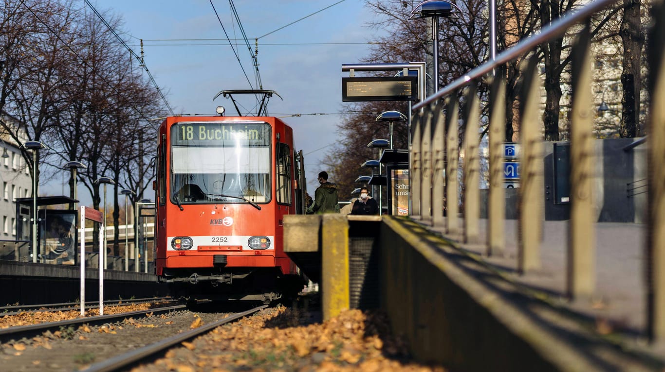 Eine KVB-Bahn der Linie 18 an der Haltestelle Weißhausstraße in Köln-Sülz: Die Flotte soll durch neue Wagen modernisiert werden.