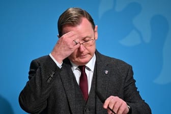 Der Mittelfinger, den Thüringens Ministerpräsident Bodo Ramelow im Landtag einem AfD-Abgeordneten gezeigt hat, sorgt weiter für Wirbel.