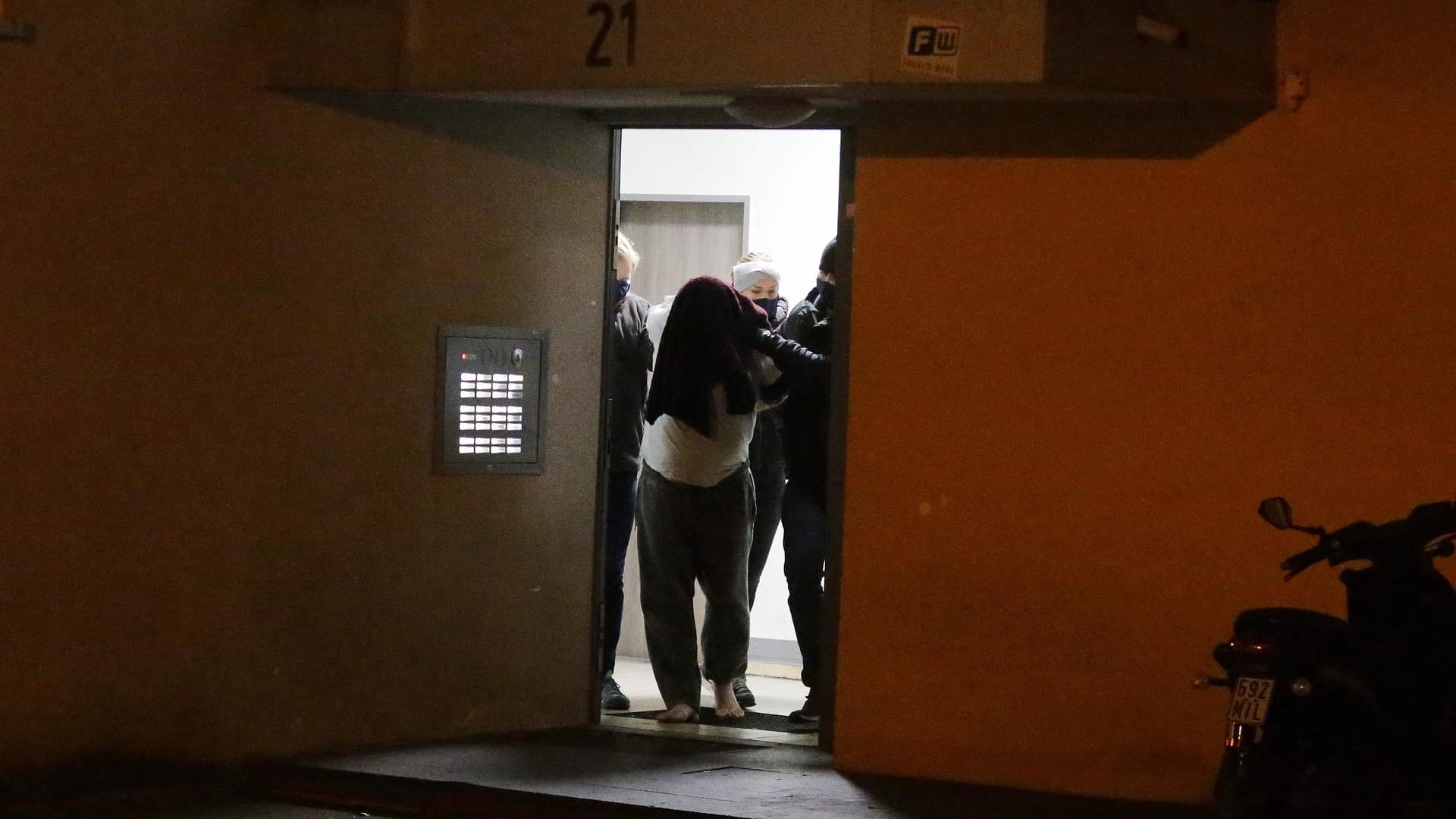 Polizeikräfte führen einen festgenommenen Mann aus einem Haus: Die Beamten durchsuchten am Mittwochmorgen die Wohnung des 44-Jährigen.