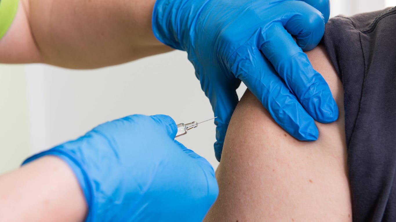 Patient wird geimpft (Symbolbild): Bis zum Jahresende sollen in Deutschland mehrere Dutzend Impfzentren aufgebaut werden.