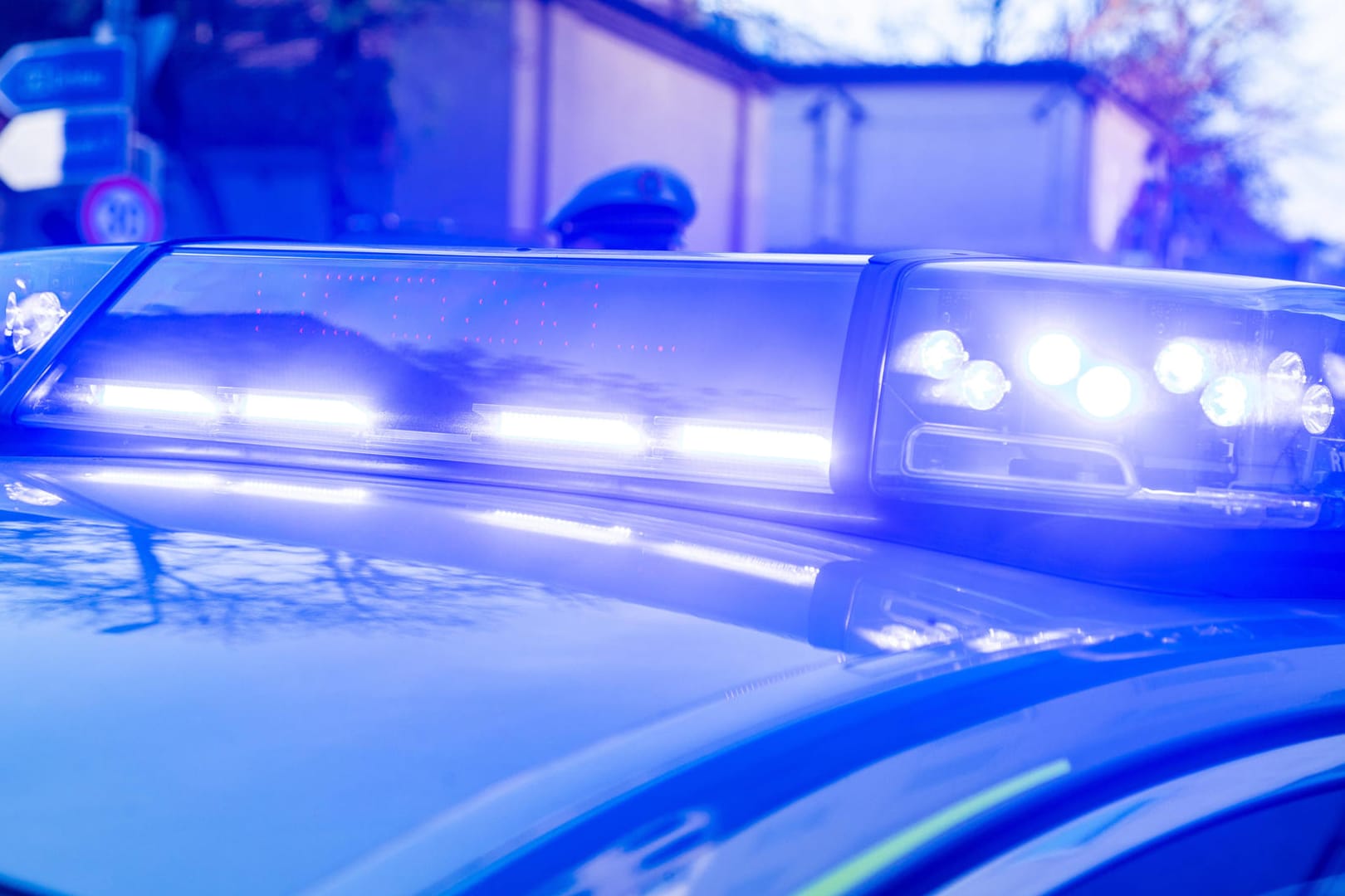 Balulicht eines Polizeiwagens (Symbolbild): Ein 26-Jähriger hat bei der Flucht vor der Polizei ein Kind im Auto zurückgelassen.