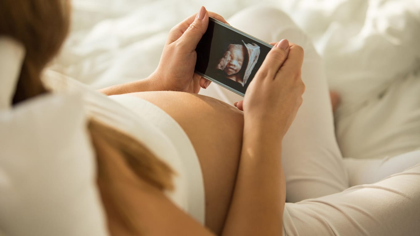 Eine Schwangere schaut sich ein 3D-Ultraschall-Bild an (Archivbild): Das sogenannte Babyfernsehen darf ist ab 2021 nur noch erlaubt, wenn es medizinisch notwendig ist.