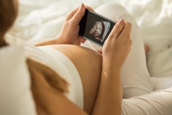 Eine Schwangere schaut sich ein 3D-Ultraschall-Bild an (Archivbild): Das sogenannte Babyfernsehen darf ist ab 2021 nur noch erlaubt, wenn es medizinisch notwendig ist.