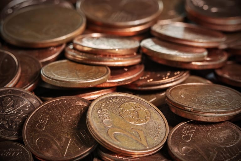 Münzen einzahlen: Wer Kleingeld bei seiner Bank einzahlen möchte, muss oftmals eine Gebühr dafür entrichten.