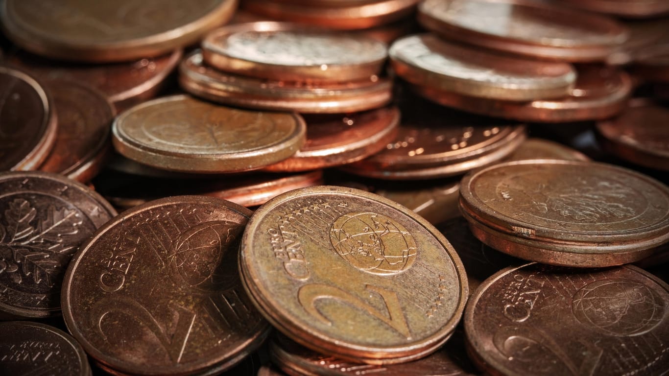 Münzen einzahlen: Wer Kleingeld bei seiner Bank einzahlen möchte, muss oftmals eine Gebühr dafür entrichten.
