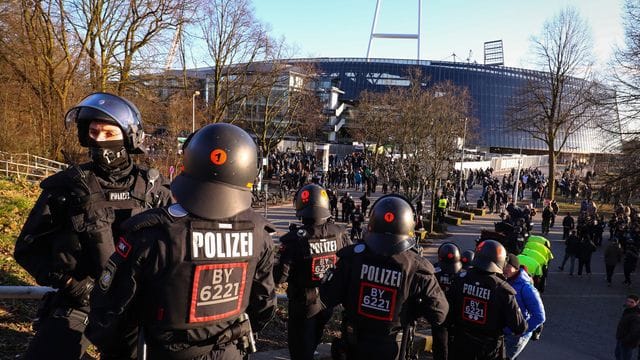 Die DFL hat im Streit um die Erstattung zusätzlicher Polizeikosten eine weitere juristische Niederlage hinnehmen müssen. Die DFL hat im Streit um die Erstattung zusätzlicher Polizeikosten eine weitere juristische Niederlage hinnehmen müssen.