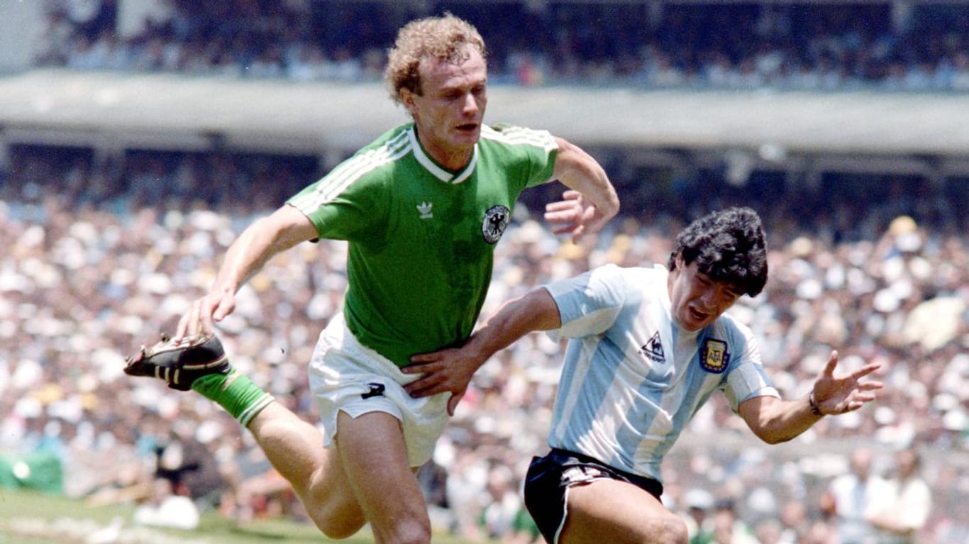 Hans-Peter Briegel im Zweikampf mit Diego Maradona: Im WM-Finale 1986 gewannen die Argentinier.