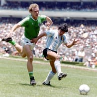 Hans-Peter Briegel im Zweikampf mit Diego Maradona: Im WM-Finale 1986 gewannen die Argentinier.
