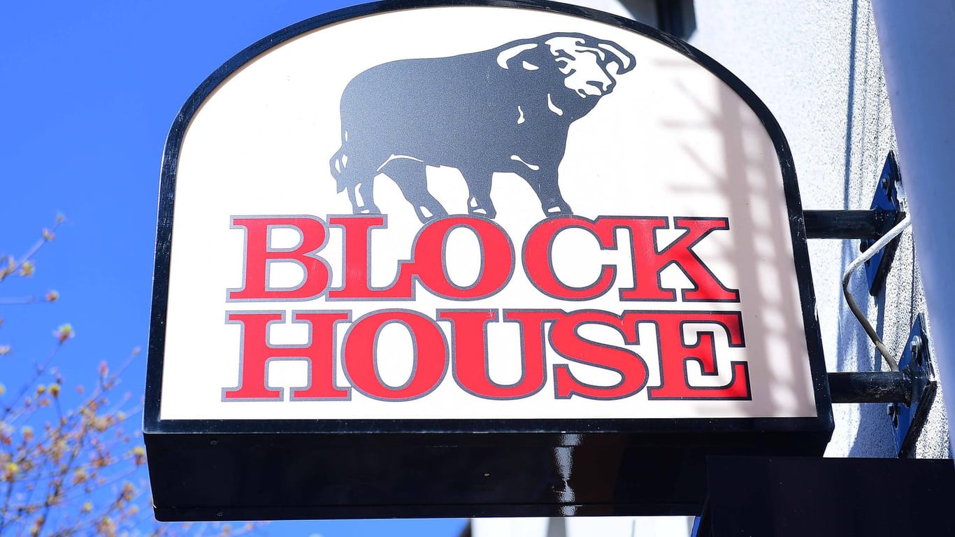 Ein Schild einer "Block House"-Filiale (Symbolbild): In einer Hamburger Fleischerei der Kette wurden mehrere Mitarbeiter positiv auf Corona getestet.