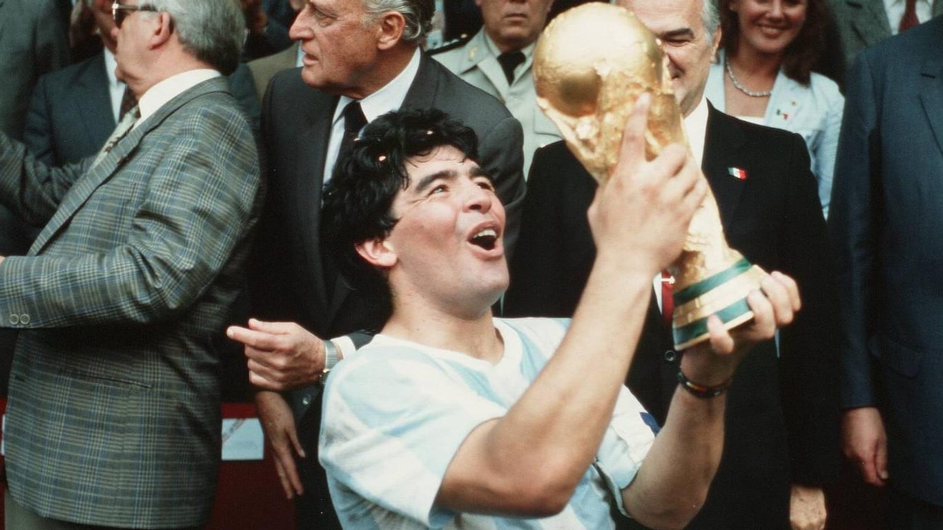 Diego Maradona: Als Kapitän führte er Argentinien 1986 zum WM-Titel, siegte im Finale gegen Deutschland.