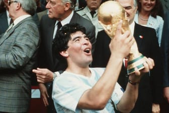 Diego Maradona: Als Kapitän führte er Argentinien 1986 zum WM-Titel, siegte im Finale gegen Deutschland.