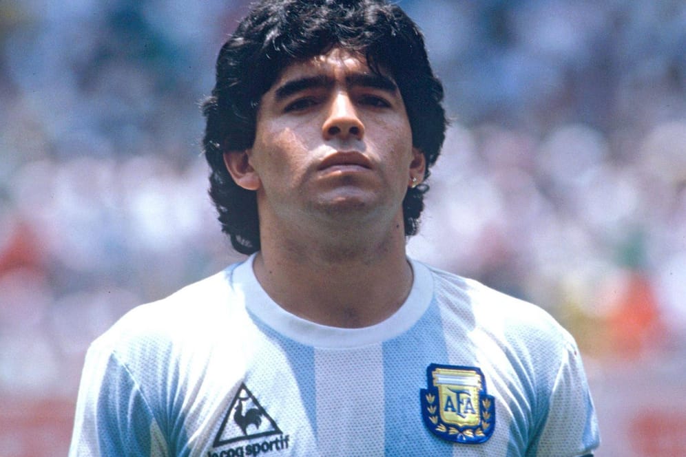 Diego Maradona hat mit seinen Dribblings Millionen verzaubert, so viele Trophäen wie kaum ein Zweiter gen Himmel gestreckt – und Skandale am Fließband produziert. Am Mittwoch starb er nun im Alter von 60 Jahren.