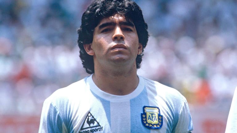 Diego Maradona hat mit seinen Dribblings Millionen verzaubert, so viele Trophäen wie kaum ein Zweiter gen Himmel gestreckt – und Skandale am Fließband produziert. Am Mittwoch starb er nun im Alter von 60 Jahren.
