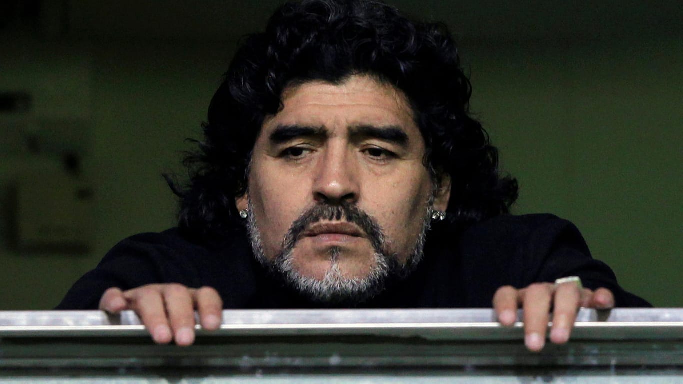 Diego Maradona: Hier beobachtete die Fußballlegende ein Fußballspiel der Boca Juniors am 12. Juni 2011.