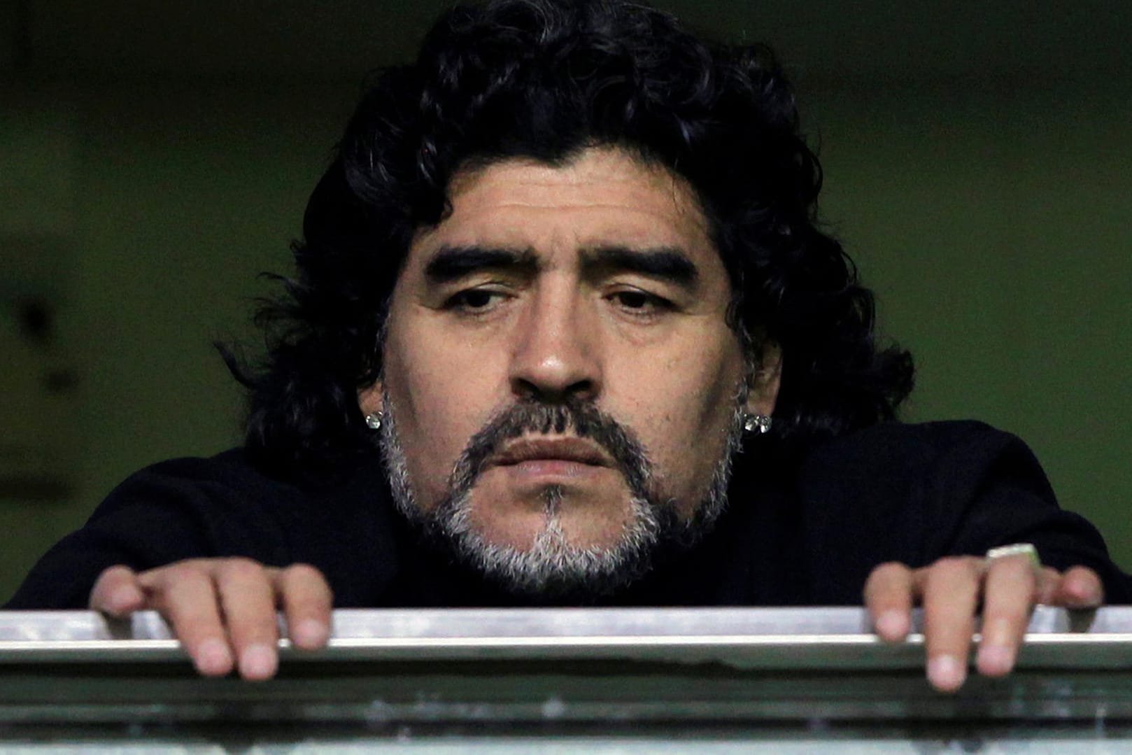 Diego Maradona: Hier beobachtete die Fußballlegende ein Fußballspiel der Boca Juniors am 12. Juni 2011.