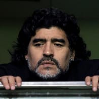 Diego Maradona: Hier beobachtete die Fußballlegende ein Fußballspiel der Boca Juniors am 12. Juni 2011.