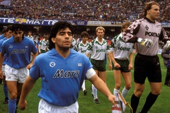 Diego Armando Maradona führt als Kapitän den SSC Neapel gegen Werder Bremen auf den Platz des Stadio San Paolo (1989).