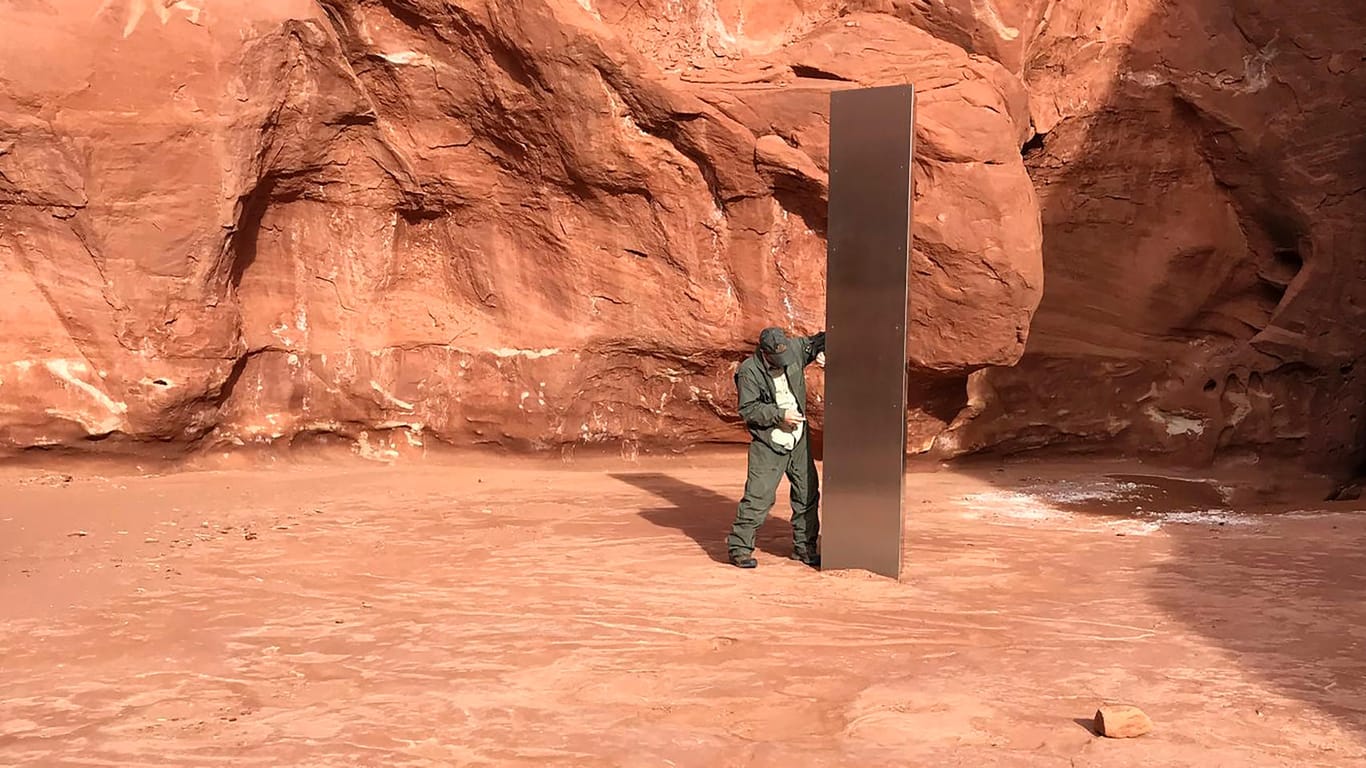 Der Metall-Monolith: Manche denken an Außerirdische, offenbar ist es aber ein Kunstobjekt.