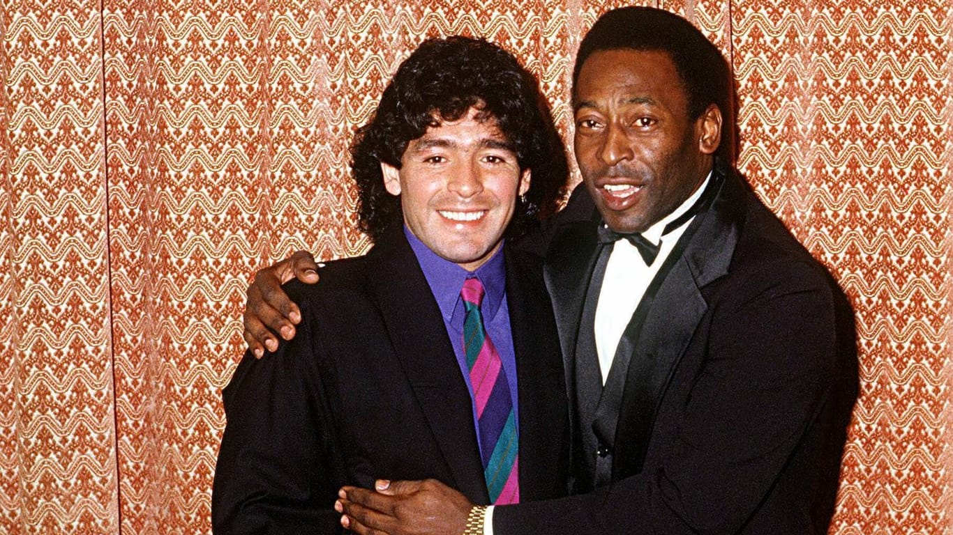 Zwei Legenden: Diego Armando Maradona (li.) und der Brasilianer Pelé im Jahre 1988.