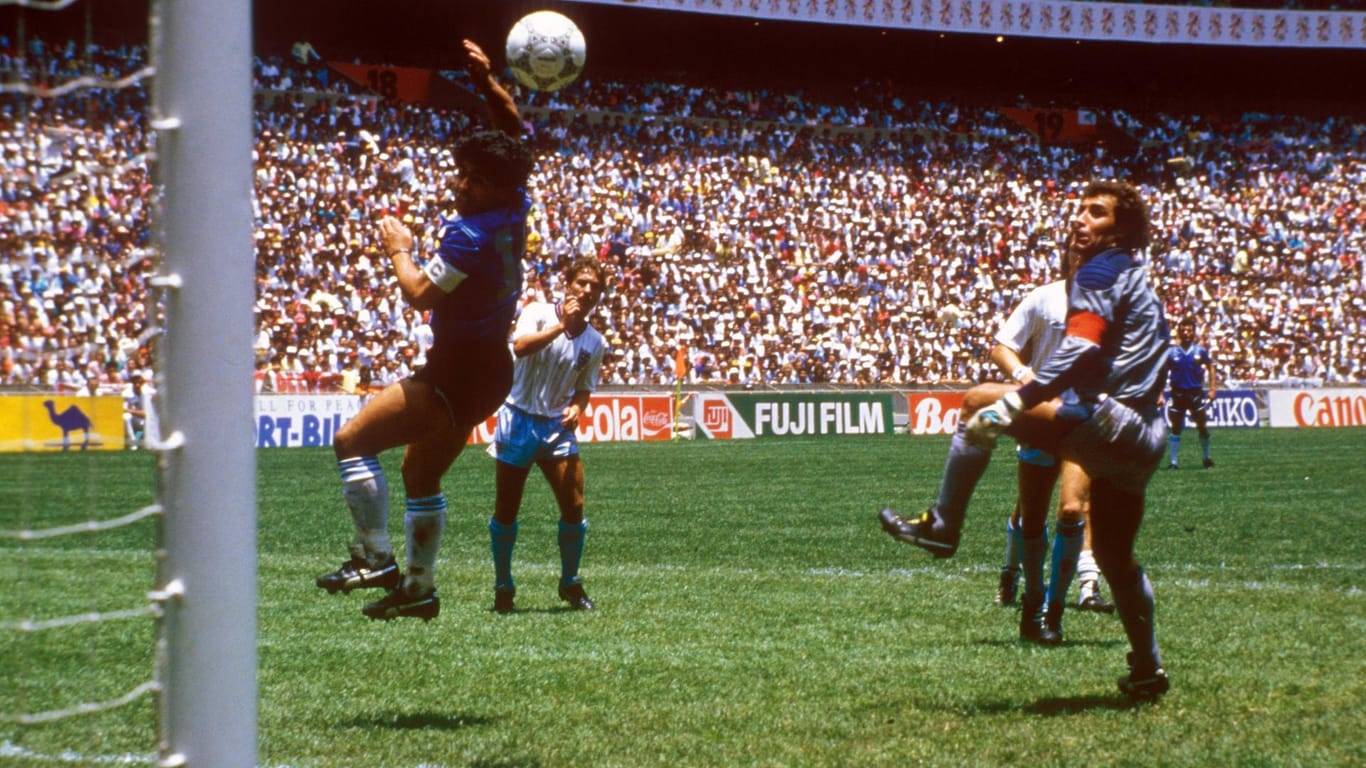 Die Hand Gottes: Argentinies Diego Maradona schreibt bei der WM 1986 mit seinem eigentlich irregulären Treffer gegen Torwart Peter Shilton Geschichte.