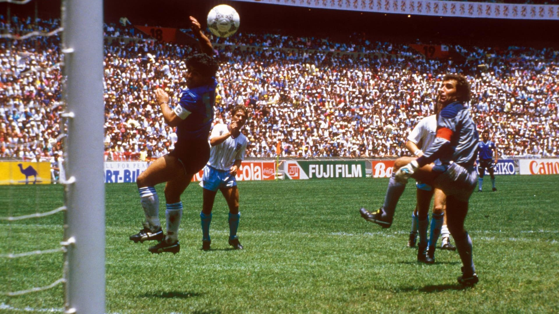 Die Hand Gottes: Argentinies Diego Maradona schreibt bei der WM 1986 mit seinem eigentlich irregulären Treffer gegen Torwart Peter Shilton Geschichte.